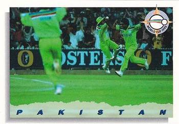 1993-94 Futera International Cricket #98 Pakistan Front