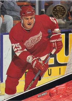 1993-94 Leaf #435 Darren McCarty Front