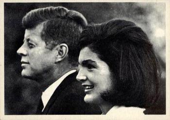 1964 Topps John F. Kennedy #56 Pres. And Mrs. Kennedy South Lawn Front